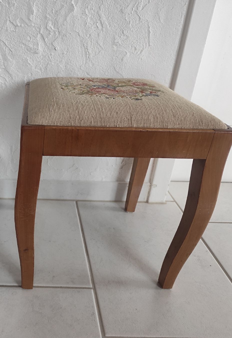 Sgabelli: Vintage Schemeli mit Blumenmuster, Holz – Usato da Zürich venduto da Claudia_Zueri
