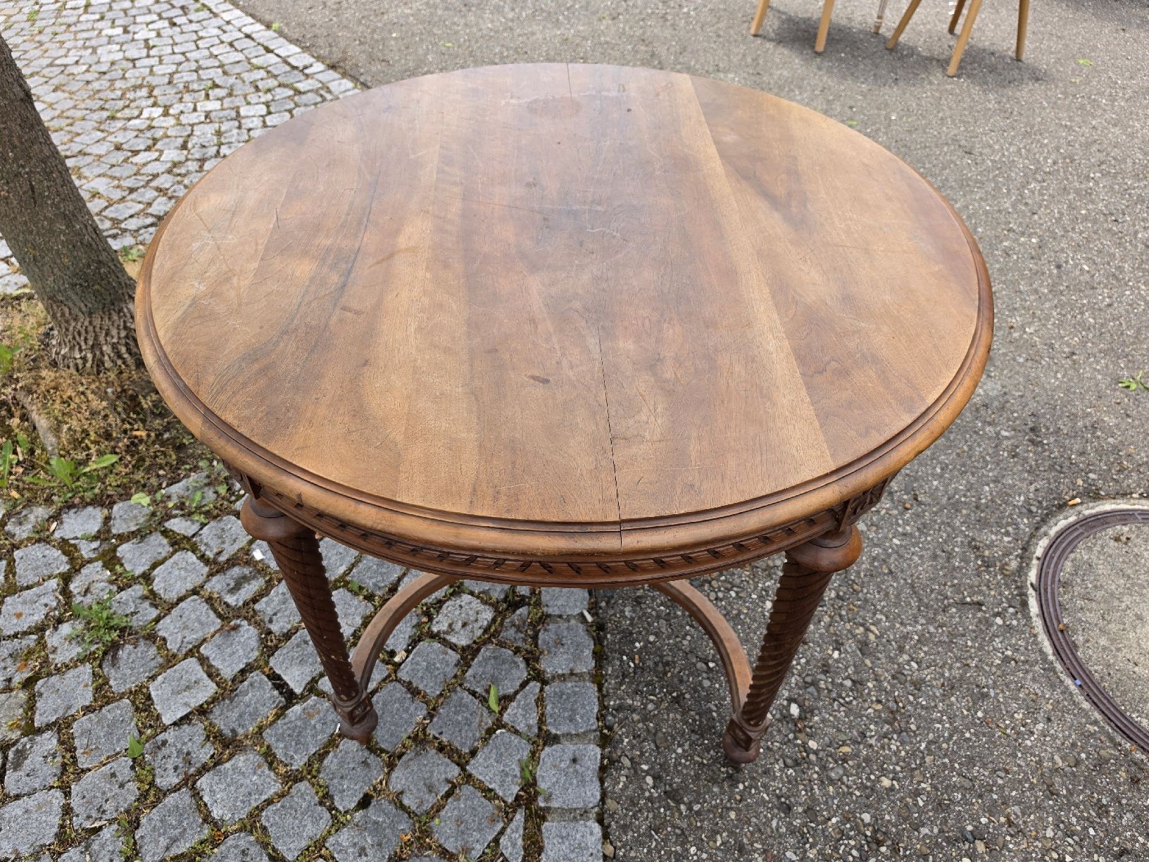 Tavoli: Antiker Nussbaum Rundtisch mit Schnitzereien,  – Usato da Mettlen venduto da elios0888 5