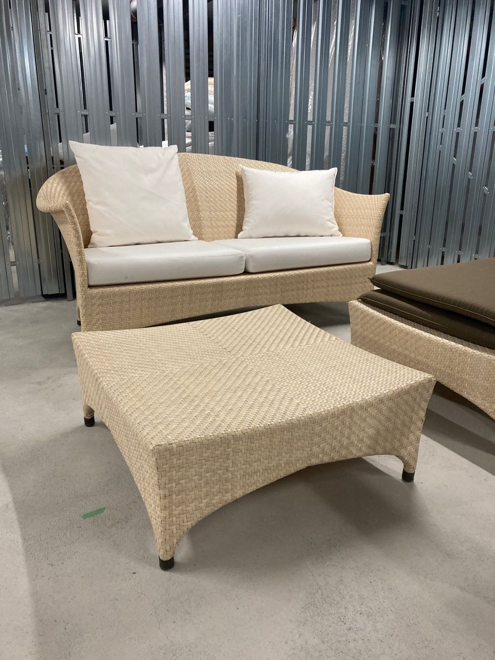 Dedon Sofas: DEDON Lounge Set Sofa + 2 Hocker inkl. Kissen – Gebraucht aus St. Gallen von Wohngut-Heule 5