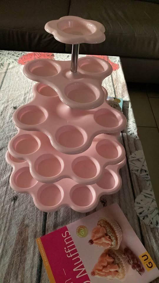 Komplettküchen: Toller Cupcakes Halter / Etagere + 2 Backbücher – Neu (gemäss Beschreibung) aus Rudolfstetten von Stellina1975