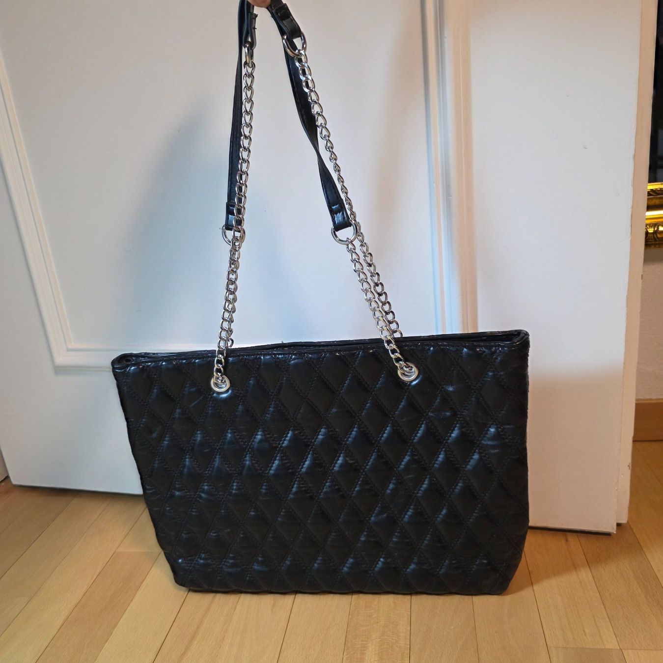 Asos Borse da donna: ASOS gesteppte schwarze Tasche mit Kette – Usato da Wald ZH venduto da CapLux