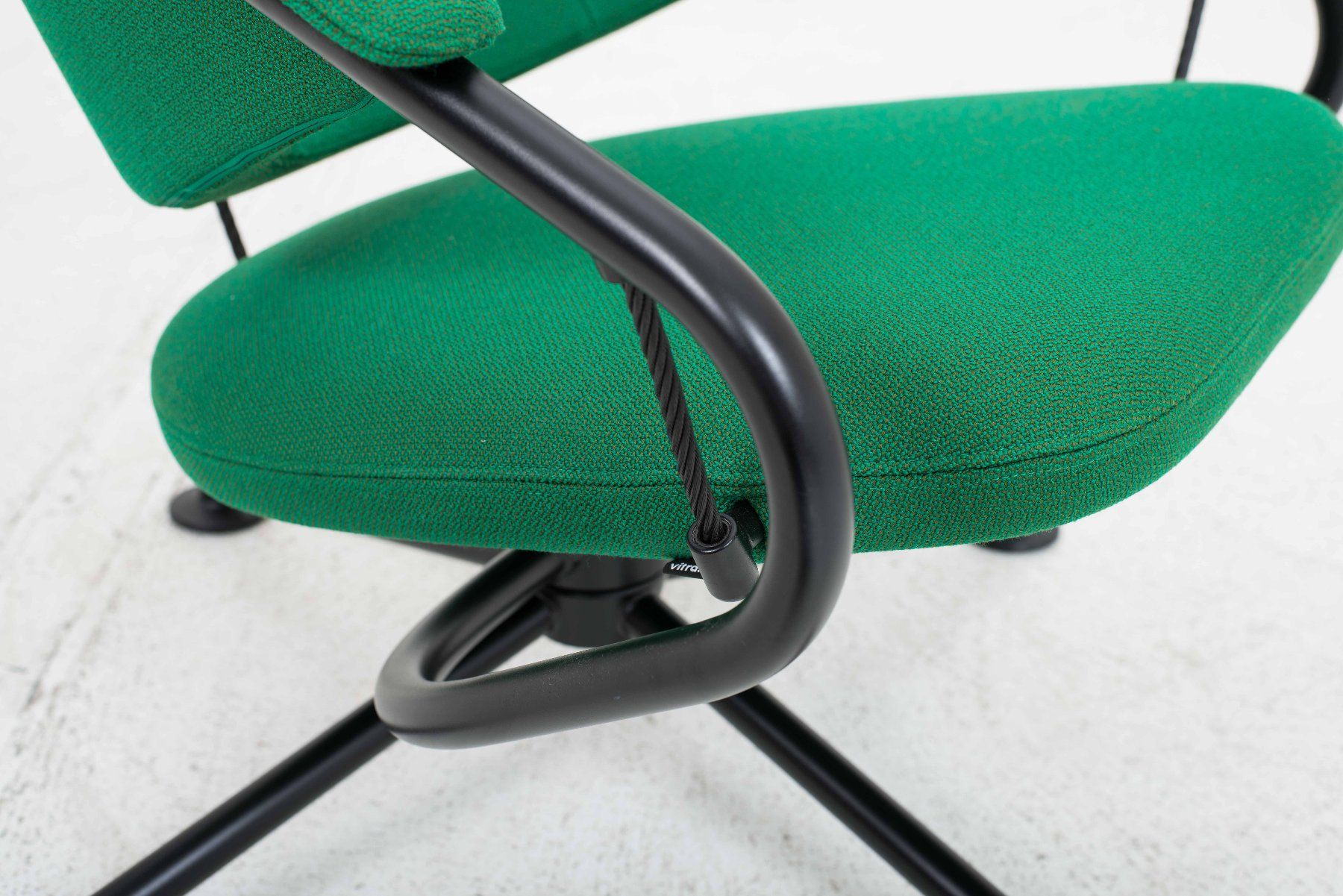 Vitra Poltrone: Vitra Citizen Lowback Sessel von Konstantin Grcic – Usato da Zürich venduto da STUZH38 4