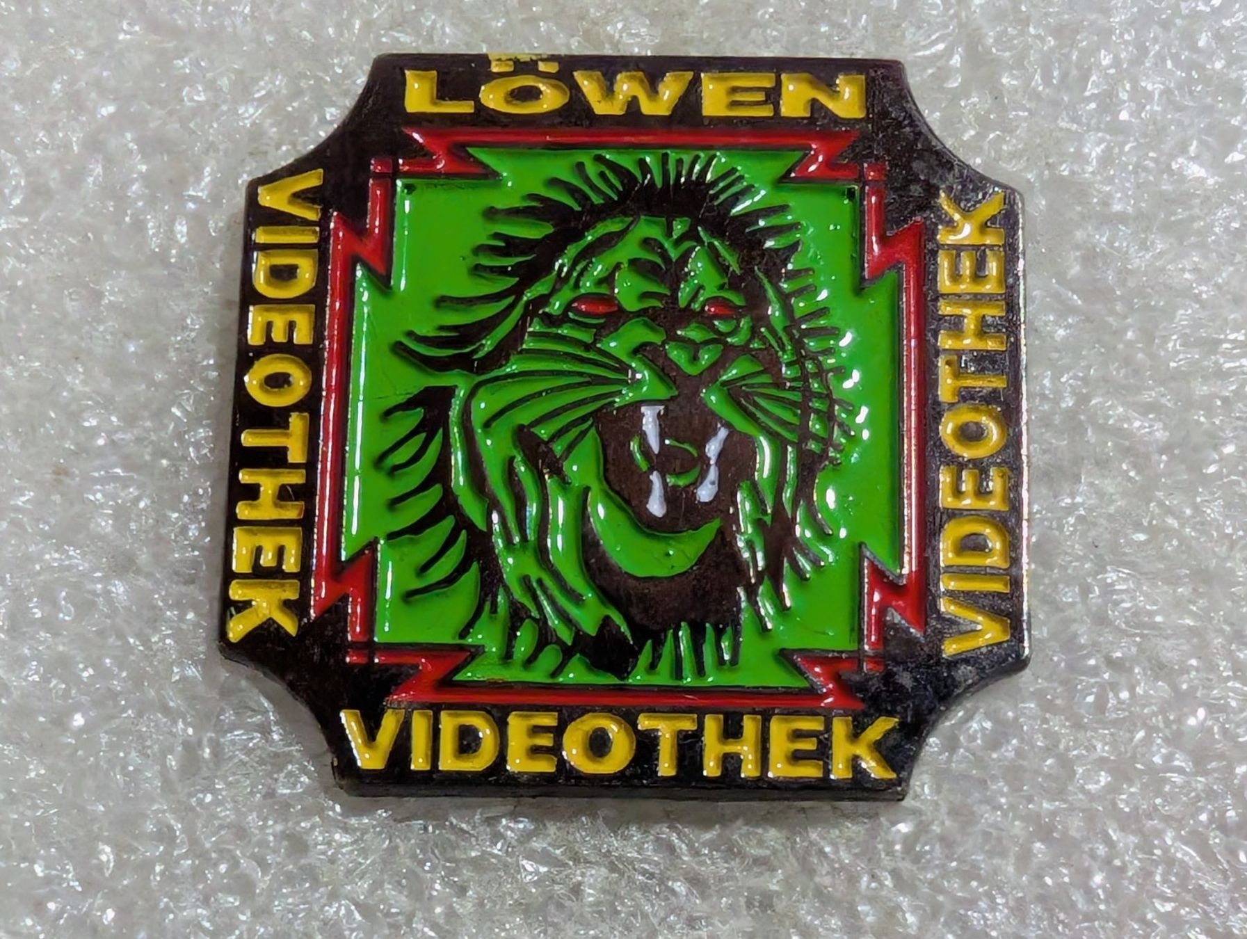 Placchette & Badge: Ansteckpin 222: Löwen Videothek – Usato da Oppligen venduto da Pin-Fall-Shop
