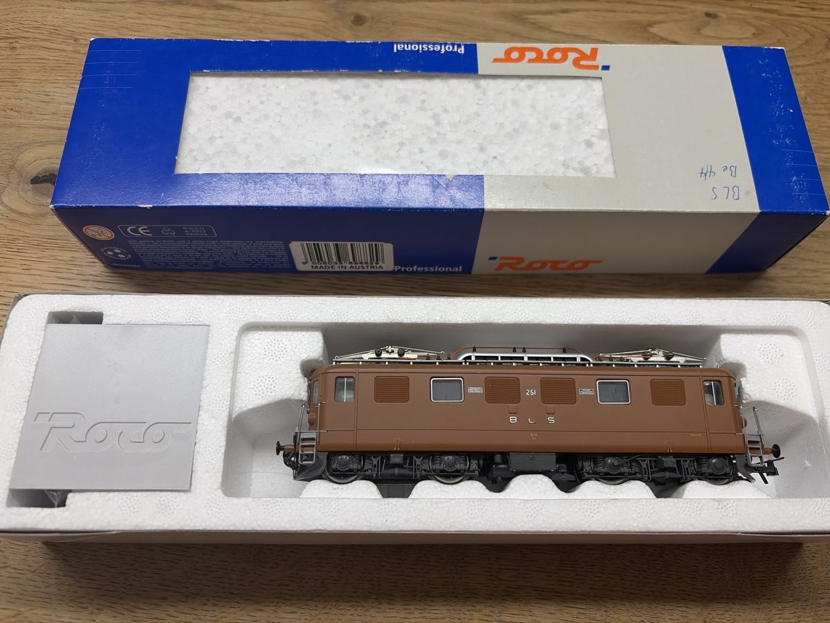 Roco Modellini di ferrovie: Roco BLS Ae 4/4, braun, Nummer 251 – Usato da Glattfelden venduto da UrdiZH 4