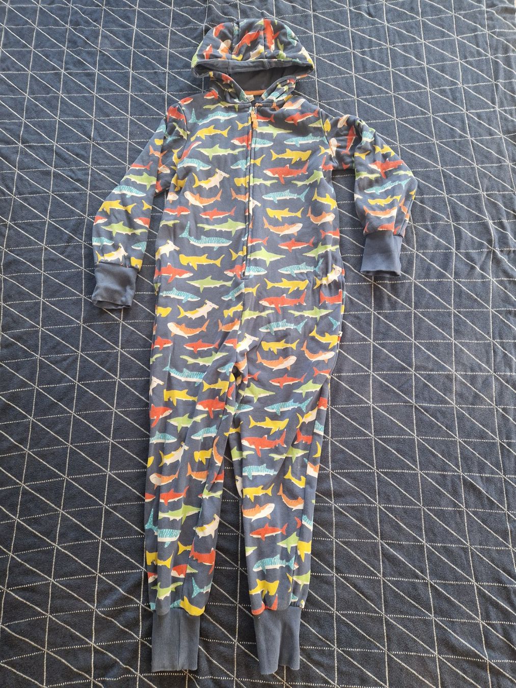 Frugi Anzüge: Frugi Snuggle Anzug Haie 128 BIO – Gebraucht aus MUEHLAU von ibo_5c7d