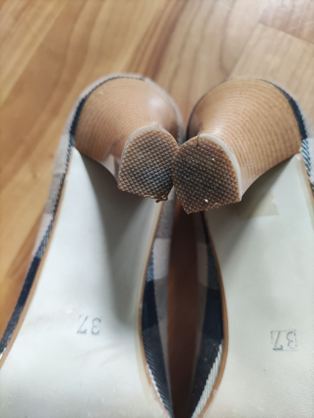 Burberry Damenschuhe: Burberry Pumps, Gr. 37 im Karolook – Gebraucht aus Solothurn von Csw1 6