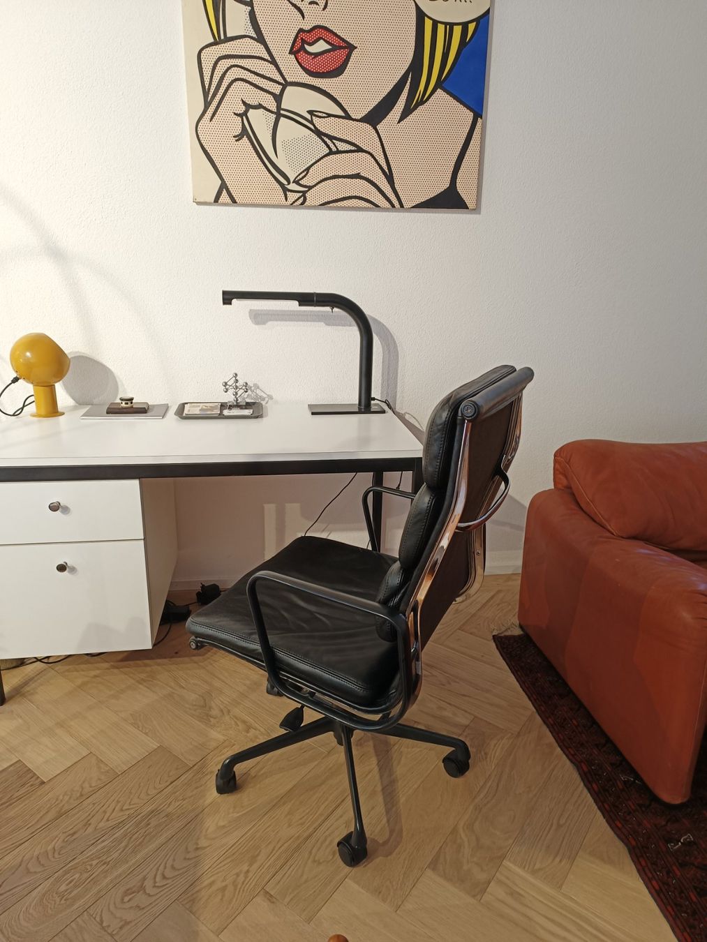 Vitra Chaises: Vitra Eames Aluchair softpad leder schwarz – D'occasion à Zürich par style-and-design.zh