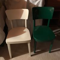 1 chaise verte et 1 chaise blanche des années 50