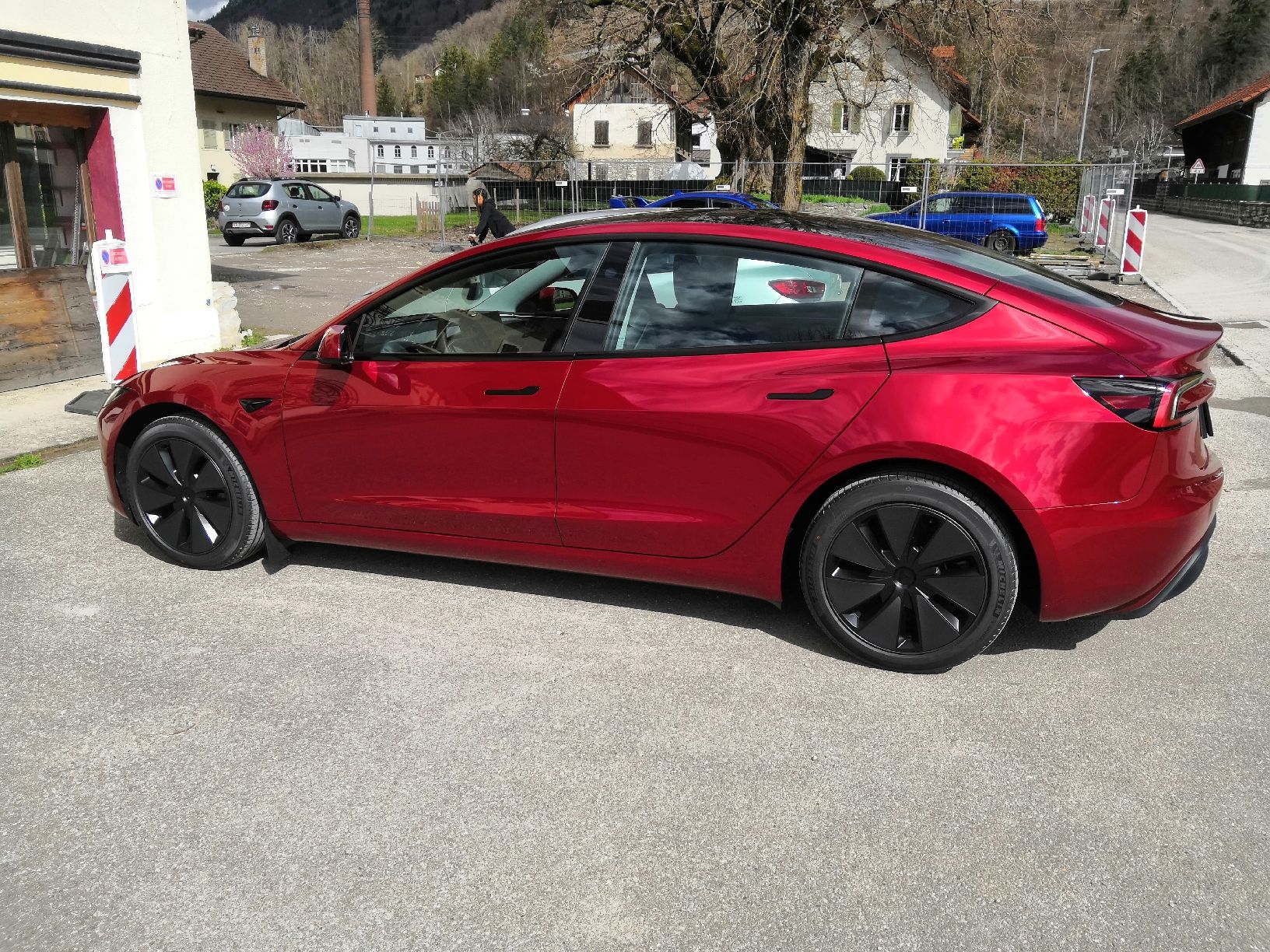Tesla Automobili: Tesla Model 3 Propulsion Highland Rouge Version limitée – Nuovo (secondo la descrizione) da Schwarzsee venduto da lorenzo_di_martino