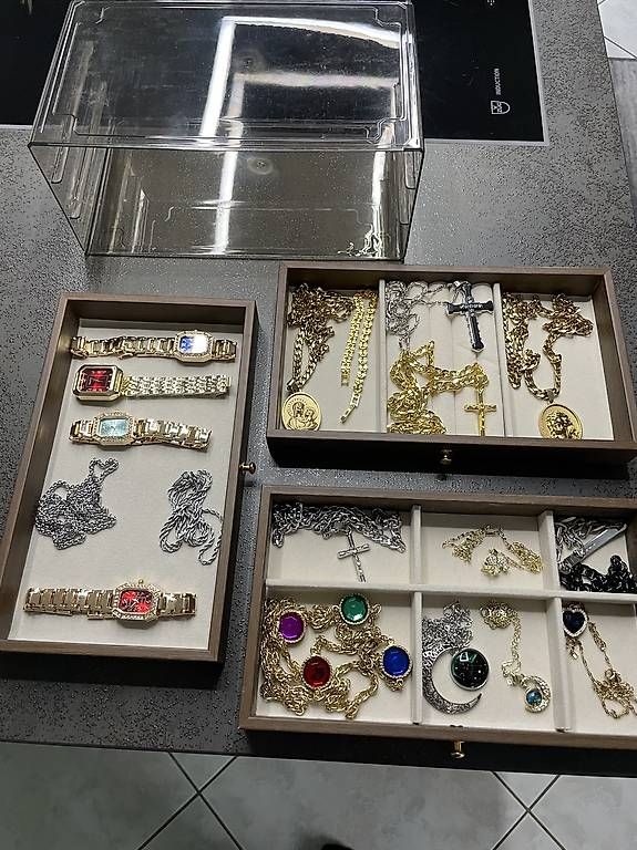 Autres bijoux: Schmuckkästchen inklusive Schmuck  – D'occasion à ossingen par franco057