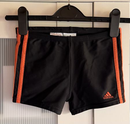 Adidas Badehose Gr. 140 Schwarz/Orange-Streifen, Top!