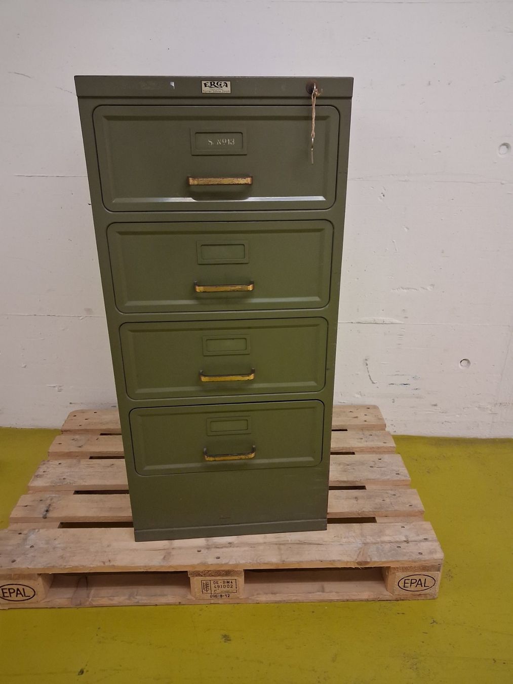 Armoires: Akter Schrank Karteikarten – D'occasion à Winterthur par lampenretter 1