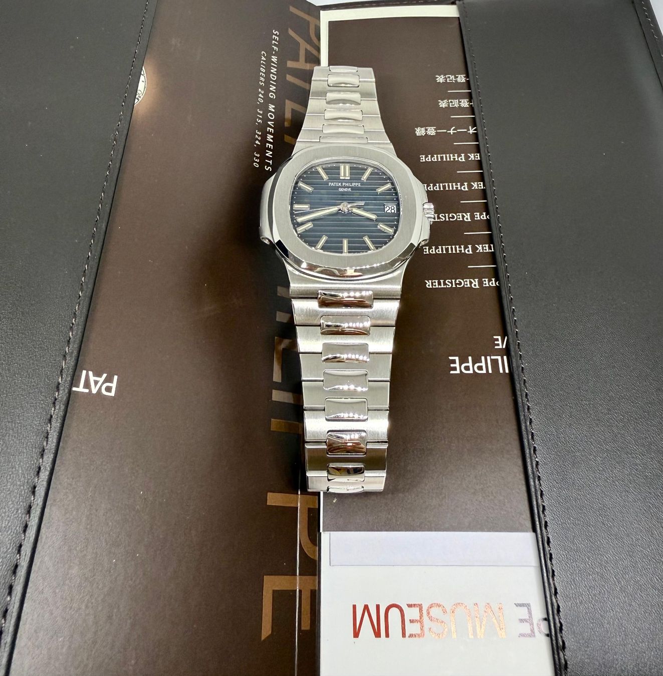 Patek Philippe Orologi: Patek Philippe Nautilus Ref. 5711/1A-010 Full Set – Usato da Lugano venduto da Superstudiolugano 1