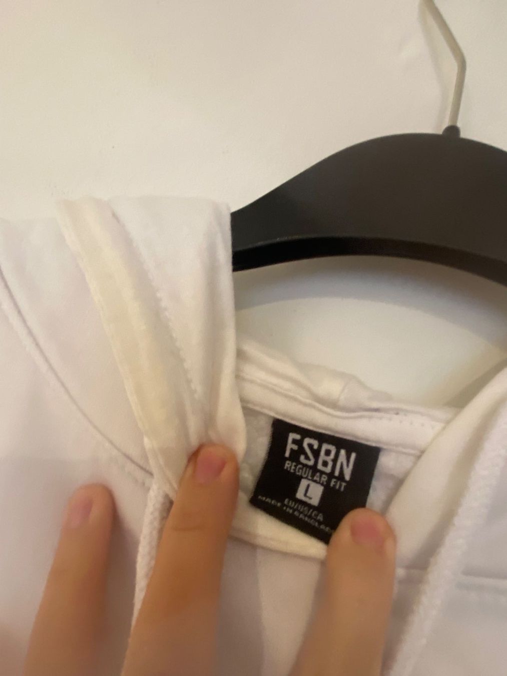 Maglioni & Felpe: weisser Kapuzen Pulli (Grösse L) – Usato da Basel venduto da vul_ws96 2