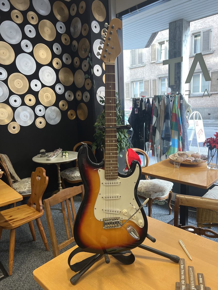 Musikinstrumente: E-Gitarre Sunburst mit Gitarrenständer – Gebraucht aus Rorschach von TrendyDeals