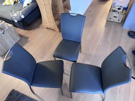 6 identische Stühle