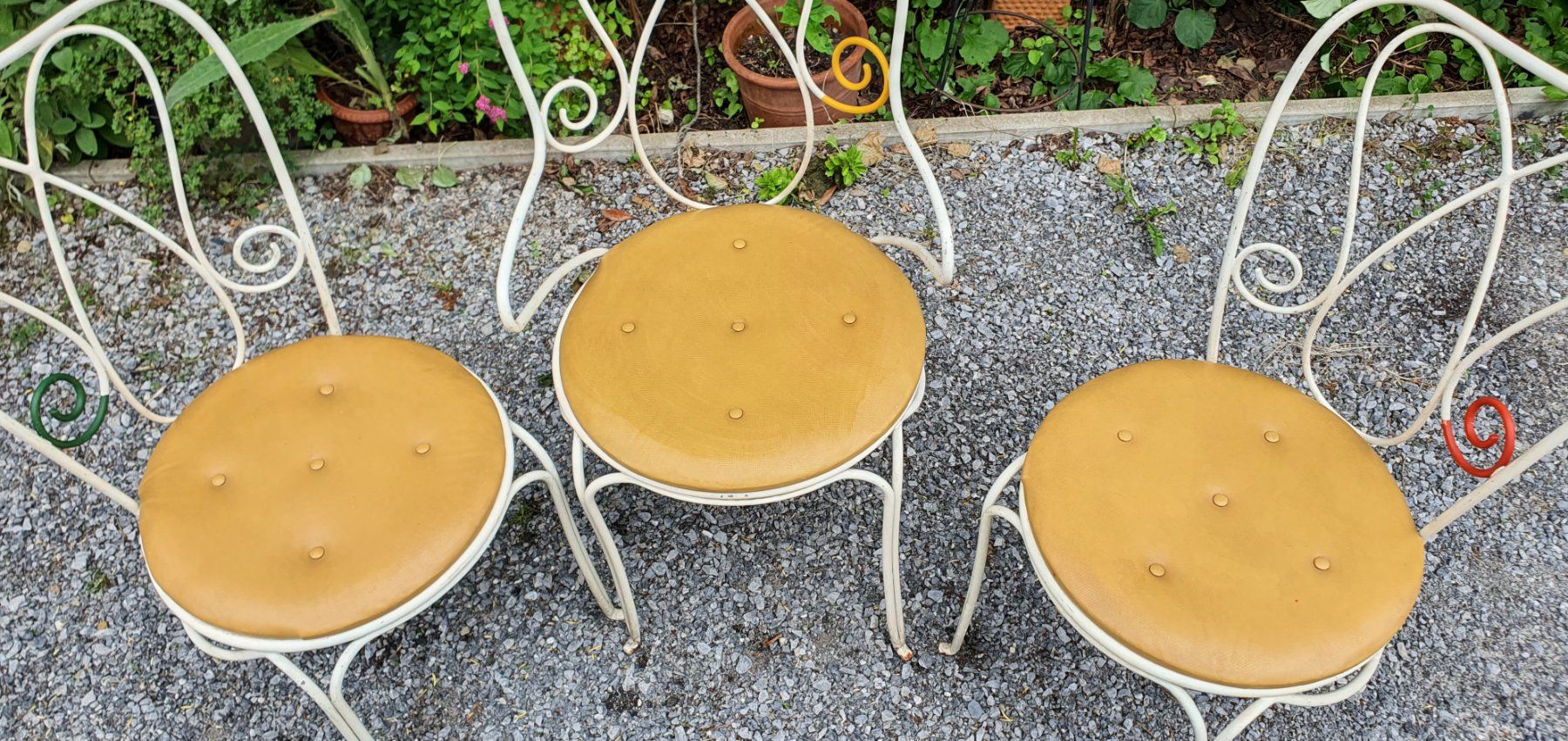 Sedie: 3 antike Gartenstühle mit Eisengestell Polster Sitzfläche – Usato da Neerach venduto da SilliS 1