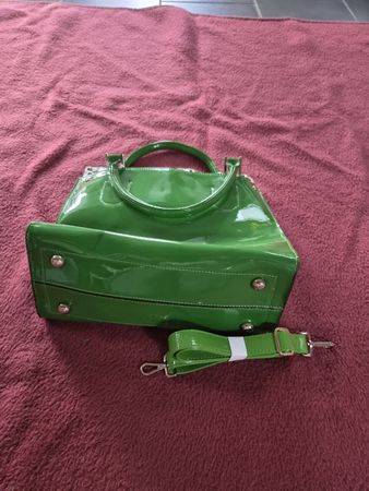 Handtasche glänzend grün mit Leo Muster Grösse M
