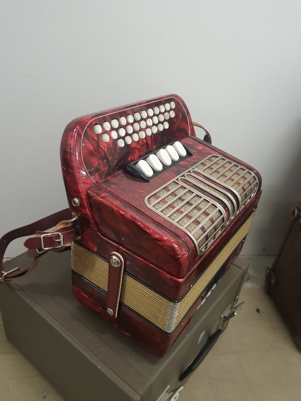 Hohner Musikinstrumente: accordéon hohner 3 voix avec coffre  – Gebraucht aus Pont-de-la-Morge von Mirabelle0 4