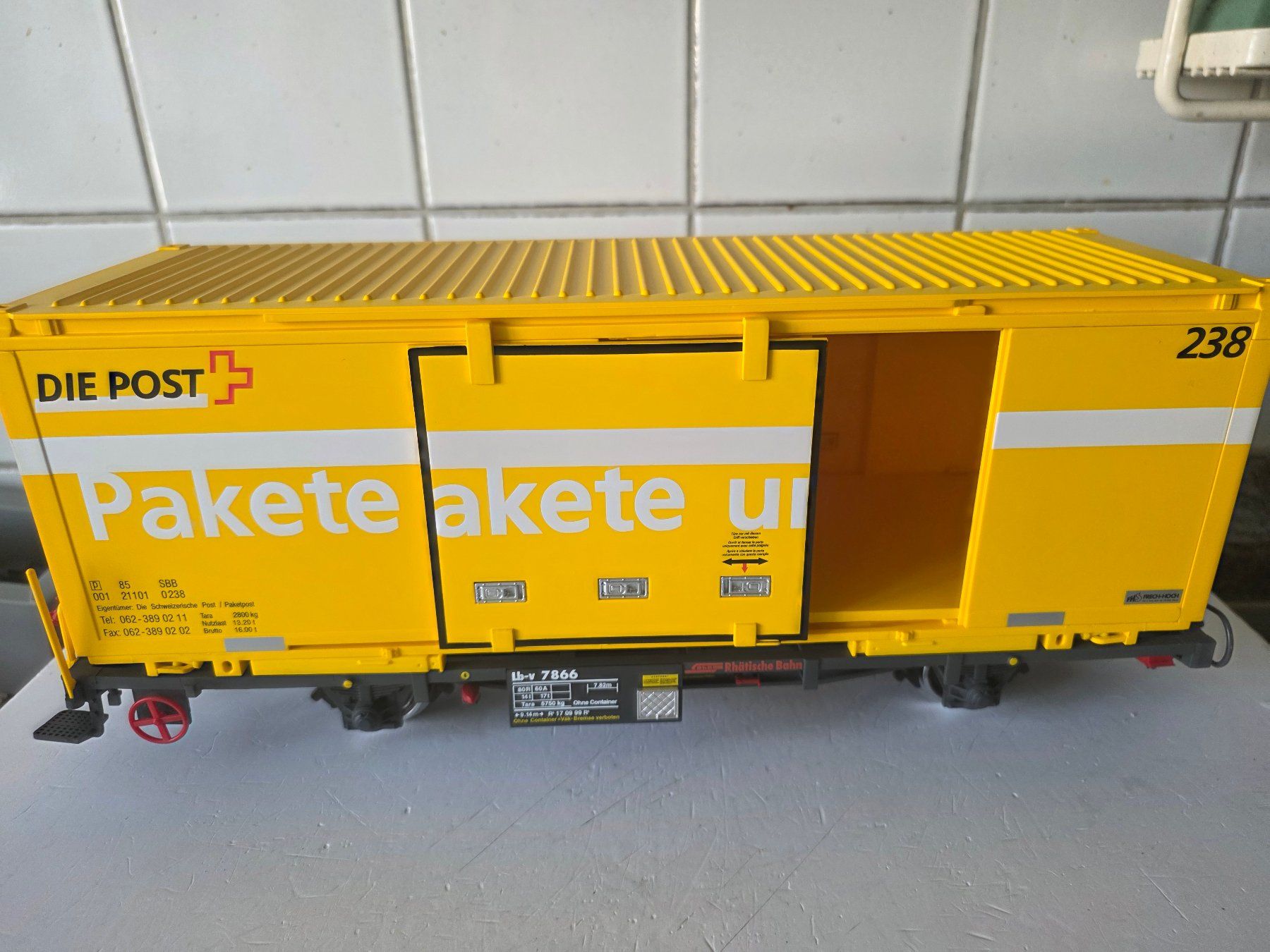LGB Modellini di ferrovie: RhB Containertragwagen, Lb-v 7866, "Die Post" – Usato da Seuzach venduto da Loeckeli01 3
