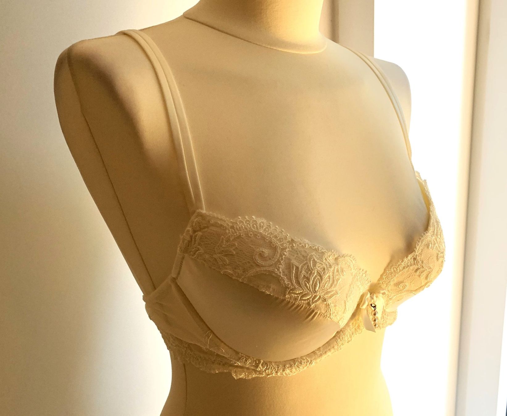 Lise Charmel Altra biancheria intima: LUXUS-BH-SET SEIDE/SPITZEN VON LISE CHARMEL – Nuovo e nell'imballaggio originale da Starrkirch-Wil venduto da Evelyne222 4