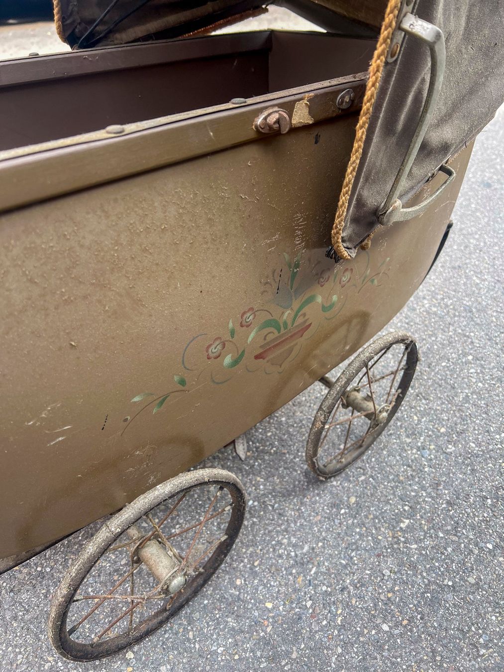 Carrozzine per bambole: Antiker Puppenwagen/Kinderwagen – Difettoso da Winterthur venduto da Ael_ 4