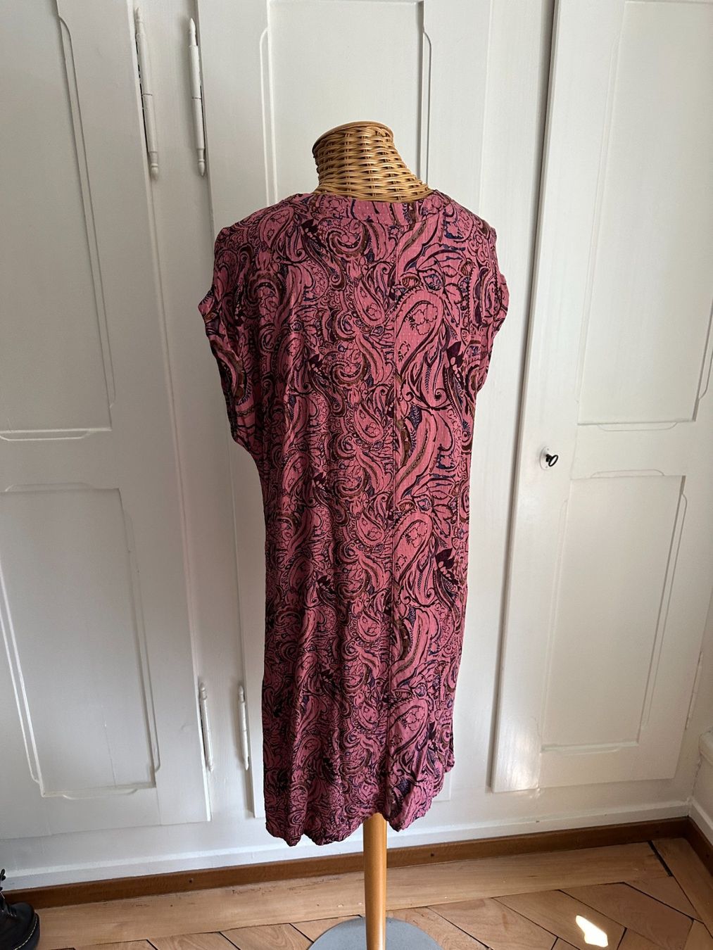 Next Kleider: NEXT - Kleid beerenfarben gemustert 36 – Gebraucht aus Zürich von Diazaio 2