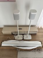 Sonos Soundbar und zwei Lautsprecher mit Ständern weiss