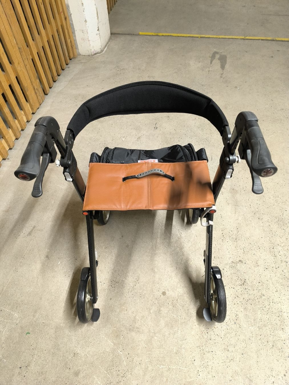 Gehhilfen: Carbon Rollator Excelmobility F1 – Neu (gemäss Beschreibung) aus Allschwil von BezoBezo 3