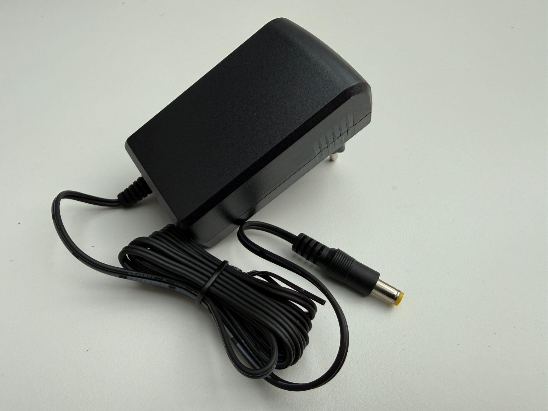 Caricabatterie: Steckernetzteil 230 Volt auf Hohlstecker, 12V, 2A, Fabrikneu – Nuovo e nell'imballaggio originale da Unterengstringen venduto da Tnovus