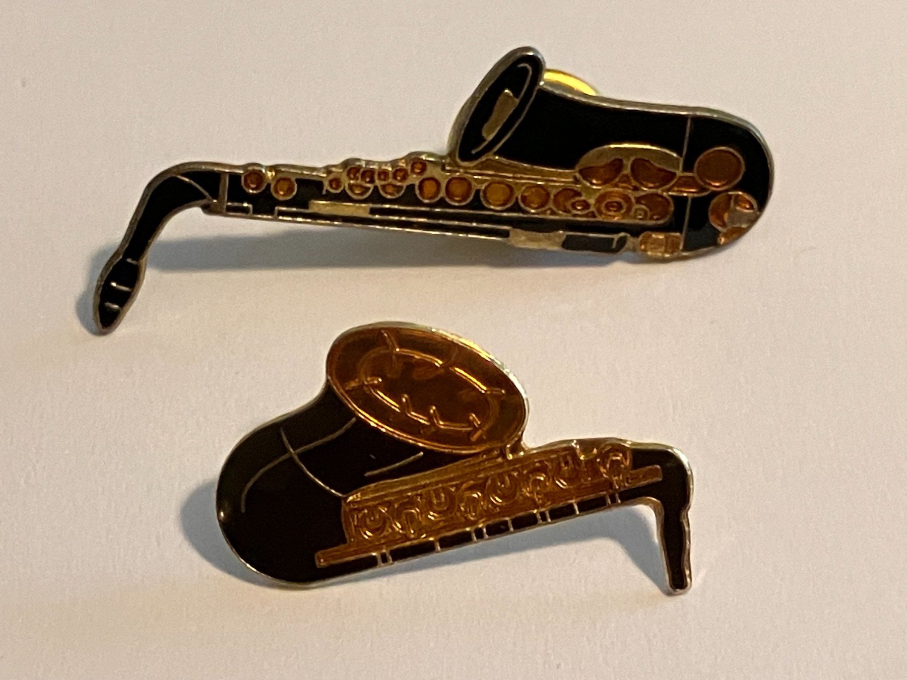 Placchette & Badge: 2 Pin Saxophon – Usato da Basel venduto da djwwpp