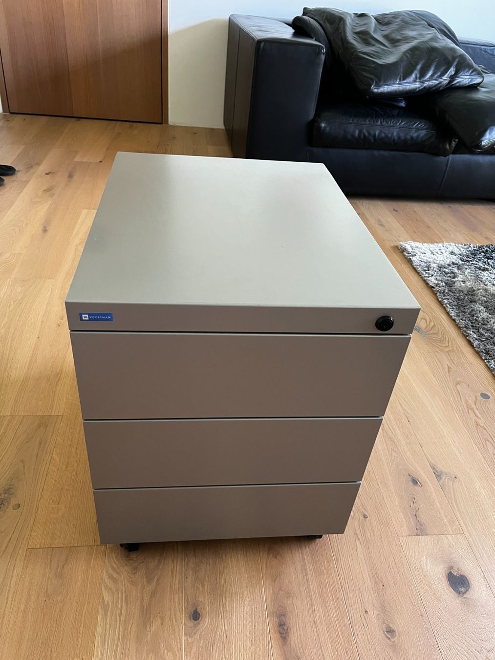 Eléments de bureau: Metall-Ladeblock auf Rollen – D'occasion à Dietikon par mfl_zyz6