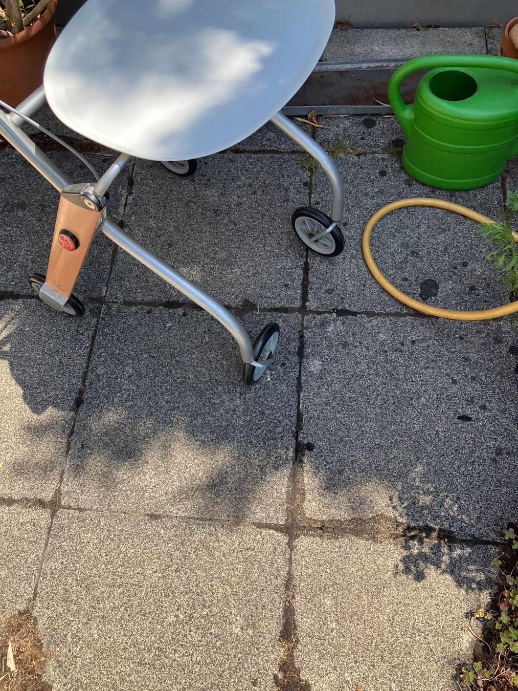Aides à la marche: Rollator mit Tisch / Tablett – D'occasion à Pfeffingen par Deggaff 3