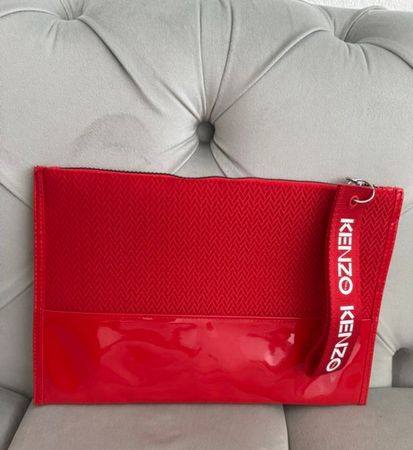 Biete Kenzo Clutch Rot Lack/Textur – Sommerlicher Hingucker!