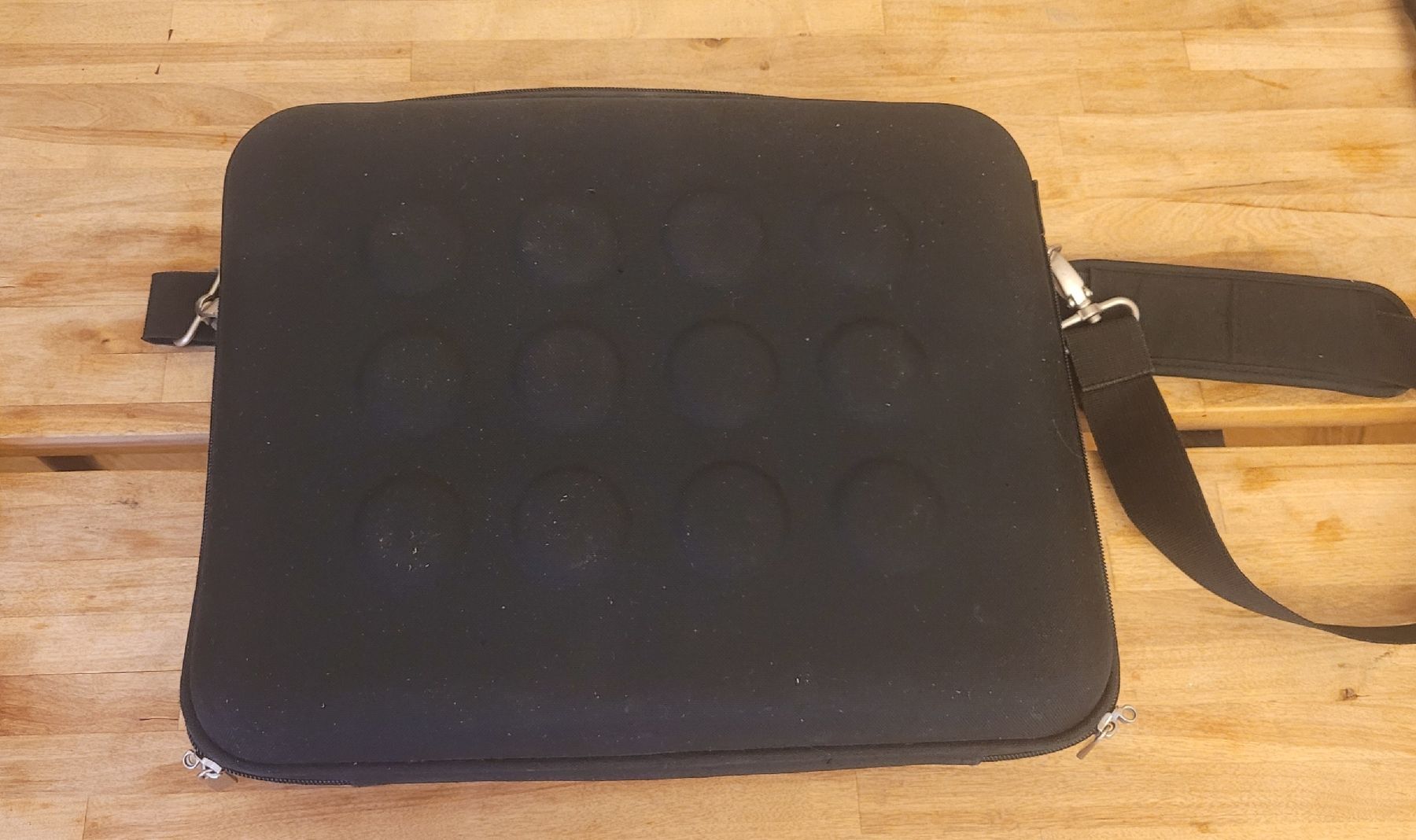 Ikea Valises & Sacs: Mallette ordinateur portable noir ikea – D'occasion à Genève par uneautresaison 1