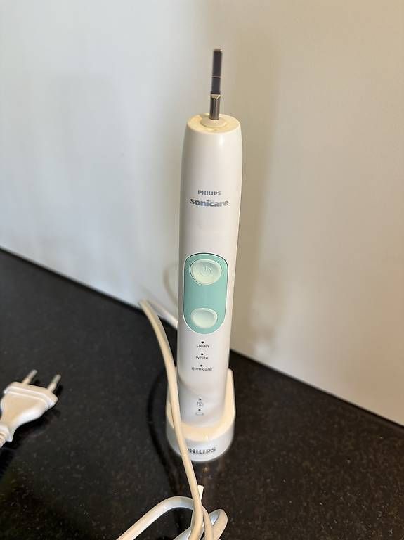 Cura dei denti: Elektr. Zahnbürste – Usato da menziken venduto da Cmanitou