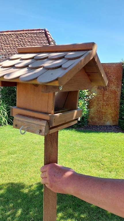 Petites maisons à oiseaux: Vogel- Futterhäuschen mit Ständer – D'occasion à Seedorf BE par Frinlin 1
