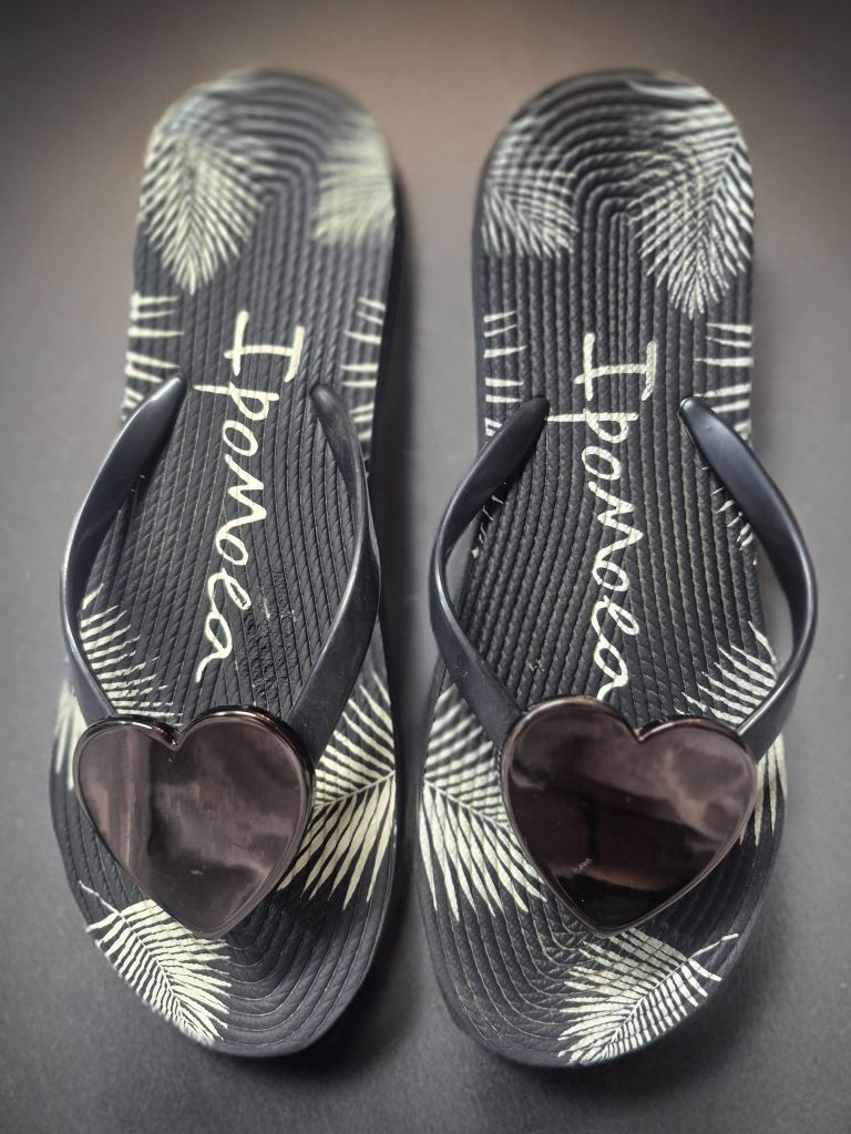 Scarpe da donna: 2 Paia Sandali infradito donna  neri e oro decorati – Usato da Giubiasco venduto da Stefaniav 1