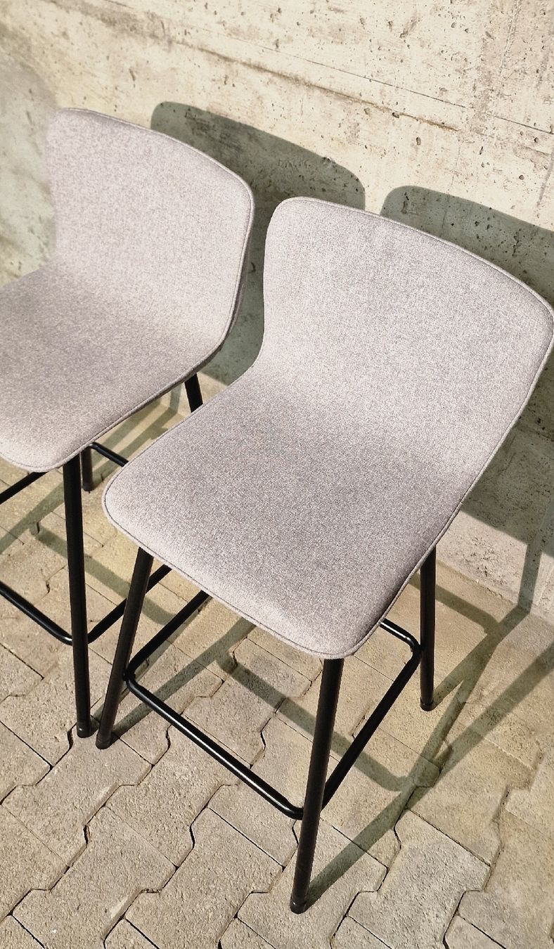 Hocker: Moderner Barhocker mit Stoffbezug und Metallgestell – Gebraucht aus Affeltrangen von Szafaoli 6