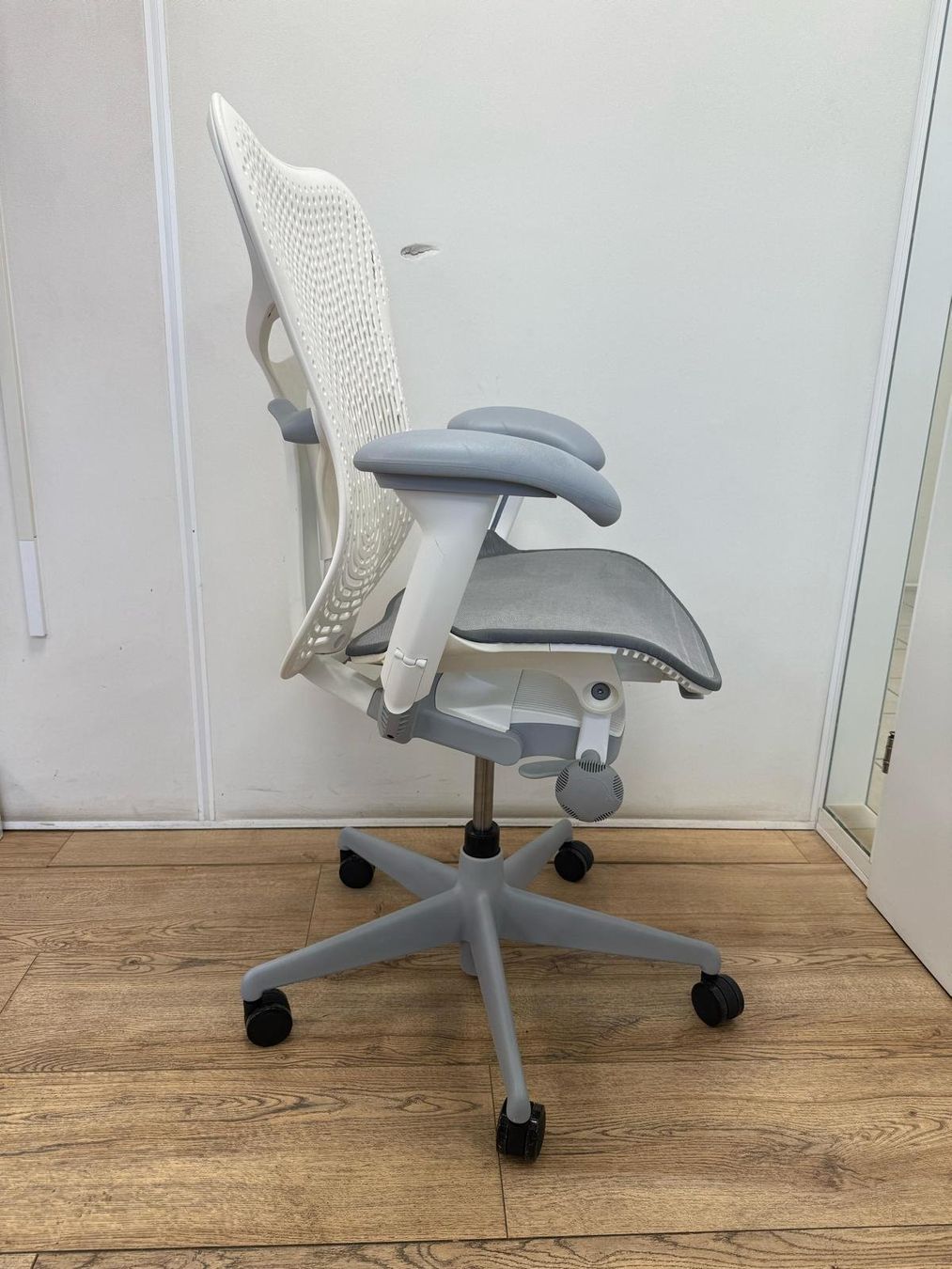Herman Miller Chaises: Herman Miller Mirra 2 Alpine – D'occasion à Purmerend par Offeco 1