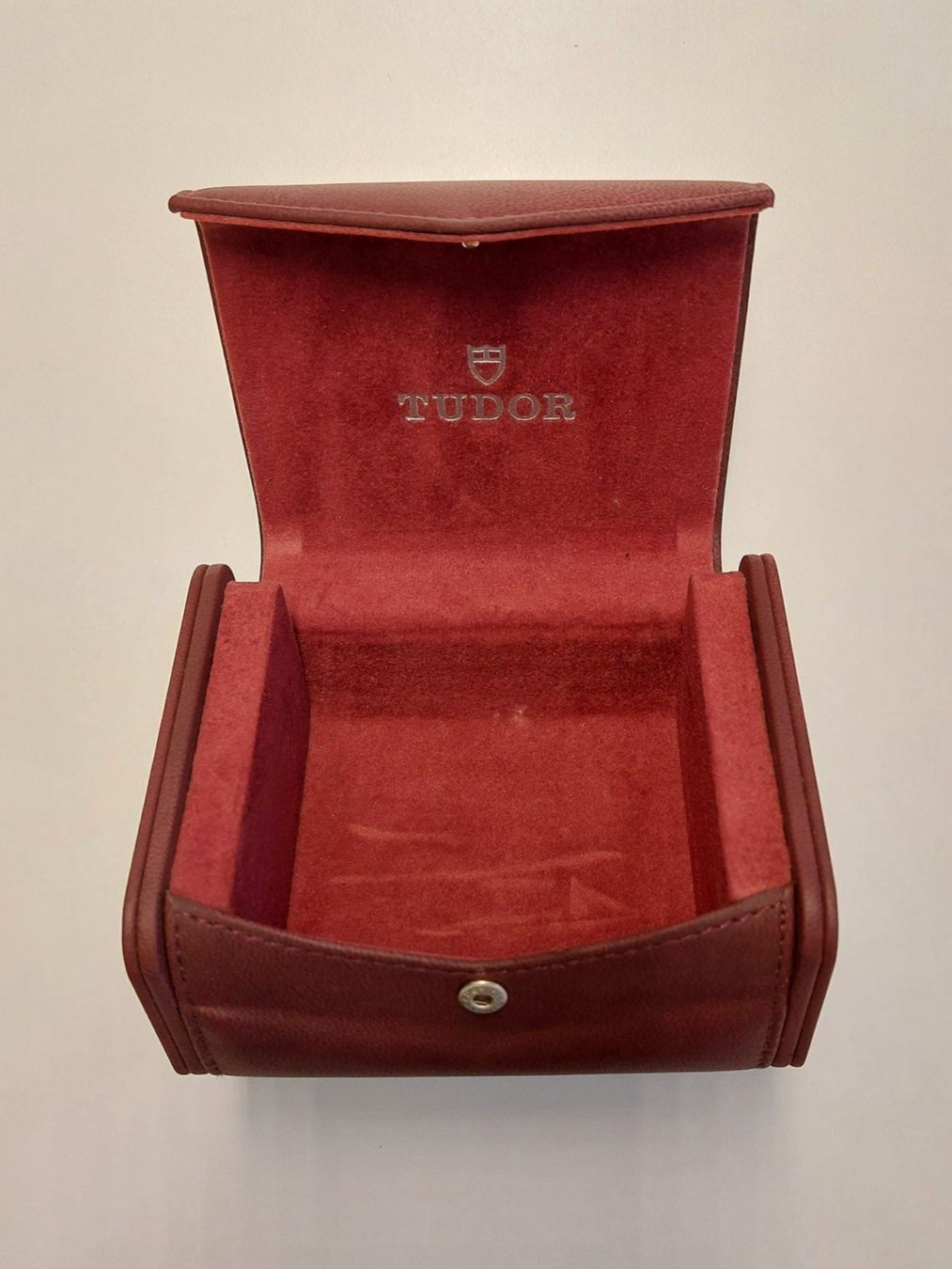 Tudor Uhrenboxen: Tudor Box 93 00 04 bordeauxrot – Gebraucht aus St. Gallen von shatcy 2