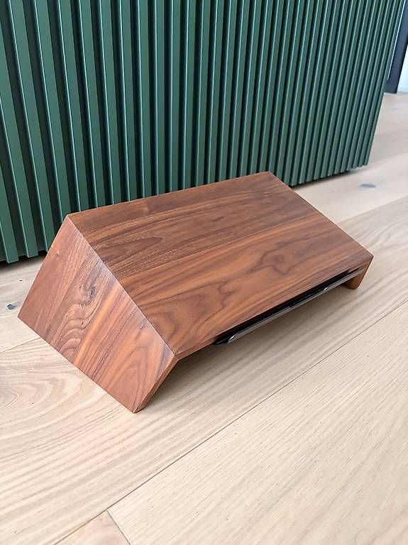 Racks & Cavalletti: Laptop Ständer Walnuss Holz – Usato da Solothurn venduto da Juliasju