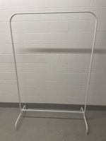 weisse leichte Kleider-Ständer von IKEA