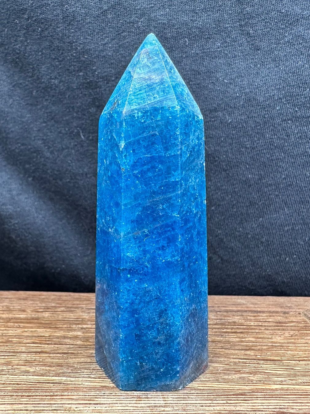 Minerali & Pietre curative: Blauer Apatit Obelisk, Turm, Spitze – Nuovo e nell'imballaggio originale da Männedorf venduto da Handschmeichler