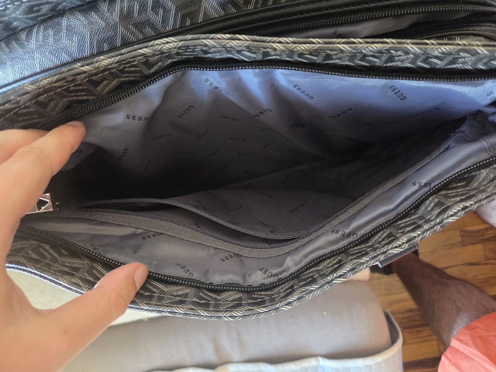 Guess Sacs femmes: Sac Guess – Neuf (Voir description) à Vernayaz par Lecoffreromand 4