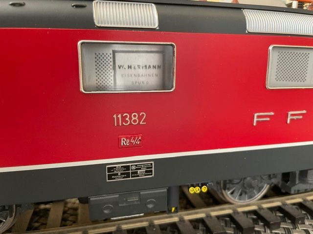 Hermann Modellini di ferrovie: Re 4/4 rot Hermann – Nuovo e nell'imballaggio originale da Schlieren venduto da Kasimir19 2