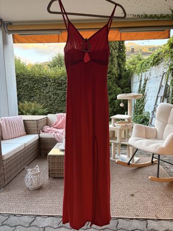 Rotes langes Kleid mit Spaghettiträgern und Schlitz Grösse S