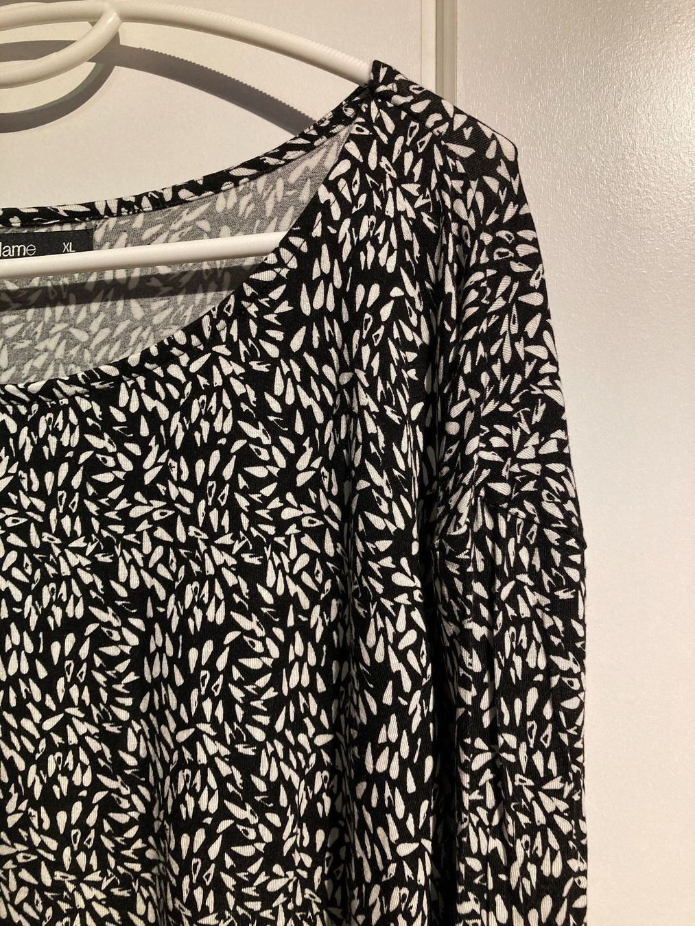 T-Shirts: Schwarz/weisses Shirt XL – Gebraucht aus Thun von Vans_98 2