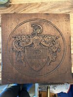 Antike Holztafel mit Wappen, handgeschnitzt