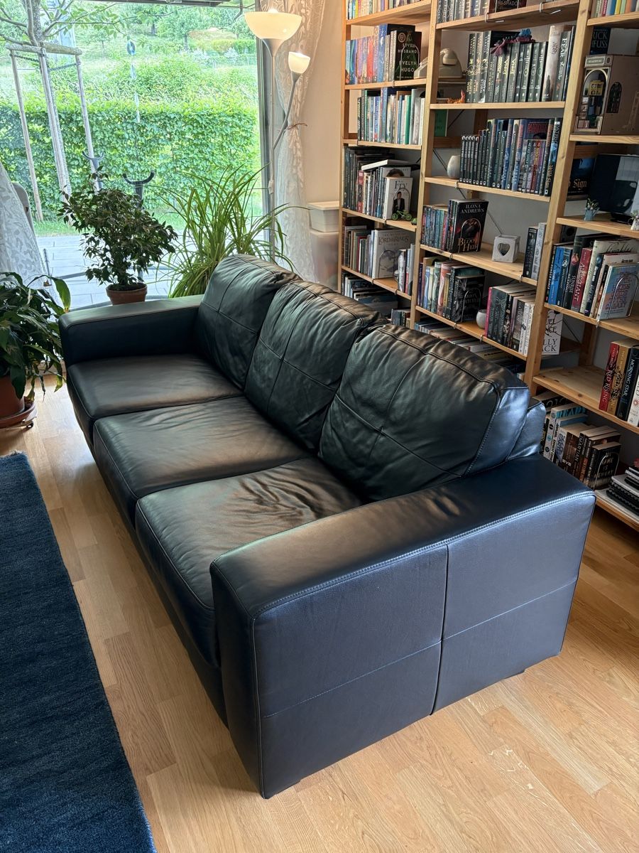 Ikea Divani: Ledersofa schwarz, 3er – Usato da Kehrsatz venduto da reg_2jxj 2